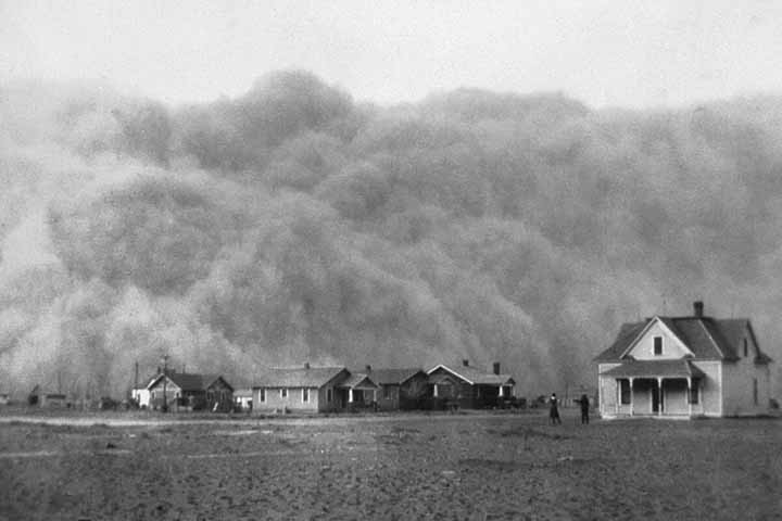 Nos Estados Unidos, tempestades de poeira marcaram a história durante o período conhecido como Dust Bowl, nos anos 1930. A combinação de seca severa e práticas agrícolas inadequadas levou a tempestades devastadoras. Esse episódio mostrou como a ação humana pode intensificar fenômenos naturais e gerar crises econômicas e sociais, deixando lições sobre sustentabilidade agrícola.