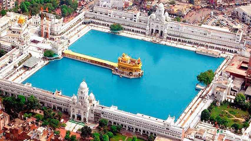 O Templo Dourado possui quatro entradas, simbolizando que pessoas de todas as direções e origens são bem-vindas. Essa arquitetura rompeu com a tradição hindu de templos exclusivos para determinadas castas, tornando-se marco de inclusão social. Até hoje, líderes de diferentes religiões visitam o templo como gesto de respeito e diálogo.
