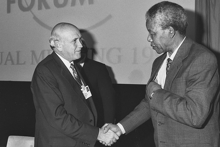 Em 1993, Mandela e Frederik de Klerk receberam conjuntamente o Prêmio Nobel da Paz pelos esforços para encerrar o apartheid de forma negociada. Ao longo da vida, o líder sul-africano recebeu homenagens em diferentes países e se tornou referência mundial de liderança ética. Sua trajetória passou a ser estudada em escolas, universidades e instituições políticas.
