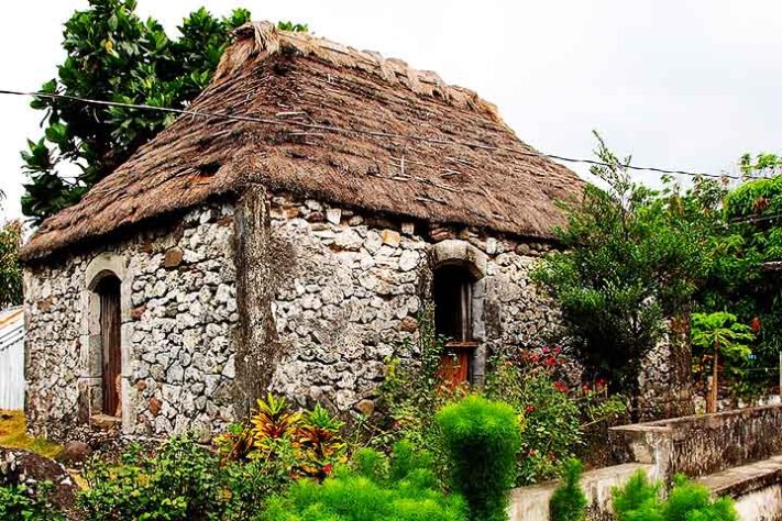 A casa Vahay ni Dakay Ivatan é uma das estruturas mais antigas das ilhas Batanes. A casa é feita de calcário e coral, com cobertura de capim-colonião.- Batanes, província na região Vale de Cagaiã, nas Filipinas - anne_jimenez/Wikimédia Commons