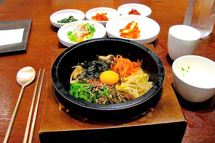 Além da popularidade na Coreia, o bibimbap ganhou projeção internacional nas últimas décadas com a expansão global da cultura coreana, impulsionada pelo crescimento do K-pop, dos doramas e do interesse mundial pela gastronomia asiática. Restaurantes especializados em comida coreana passaram a incluir o prato em cardápios de vários países, tornando-o uma das principais portas de entrada para quem deseja conhecer os sabores tradicionais coreanos.
