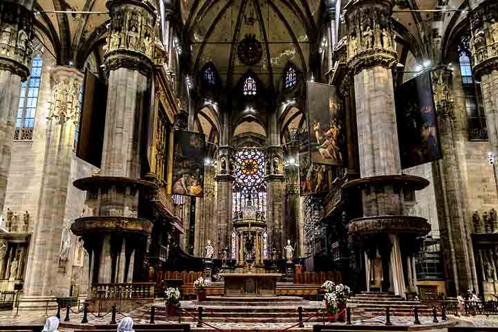 O interior da Catedral impressiona pela amplitude e pela altura de suas naves, que transmitem sensação de grandiosidade. O espaço abriga altares, capelas e obras de arte que enriquecem a experiência dos visitantes. A arquitetura interna reforça a espiritualidade e a imponência do monumento, tornando-o inesquecível para quem o visita.