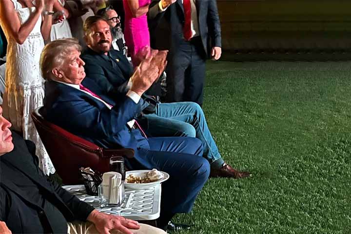 Nos últimos anos, o artista voltou a chamar atenção também por declarações políticas e religiosas. Caviezel participou de eventos ligados a grupos conservadores nos Estados Unidos, alguns ligados a Donald Trump, e se envolveu em polêmicas após citar teorias conspiratórias em discursos públicos. 
