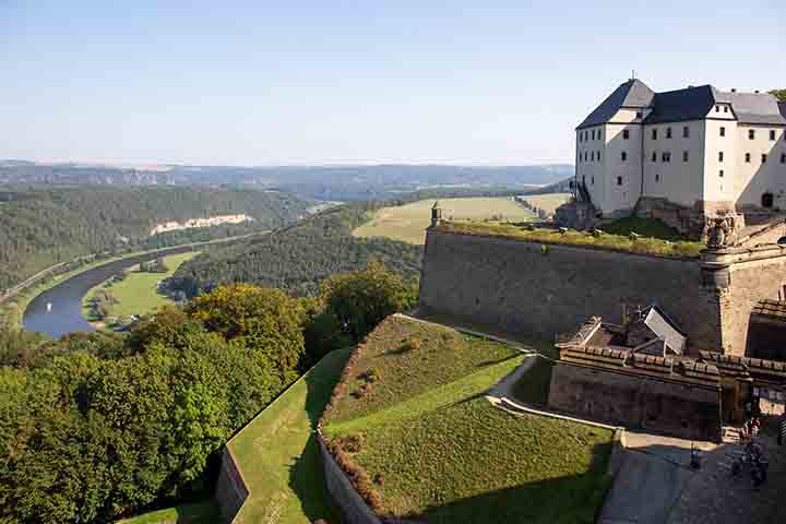 A Fortaleza de Königstein é uma das maiores da Europa e se destaca sobre a vila em um planalto com vista para o rio. Com 750 anos de história, abriga exposições em seus edifícios históricos como a Casa do Tesouro, a Casa do Comandante e a Casa do Poço. A altura de 240 metros acima do Elba oferece uma vista espetacular do vale verdejante. 
