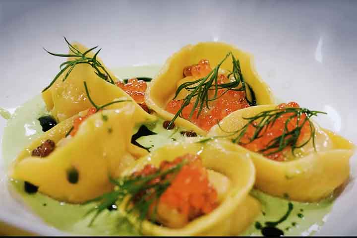 A gastronomia de Como reflete os sabores da Lombardia, com pratos típicos como polenta e risotos preparados com ingredientes locais. Restaurantes à beira do lago oferecem experiências que unem culinária e paisagem, tornando cada refeição memorável. Comer bem é parte essencial da vivência turística na cidade. A produção de vinhos regionais complementa a tradição gastronômica e atrai enoturistas.
