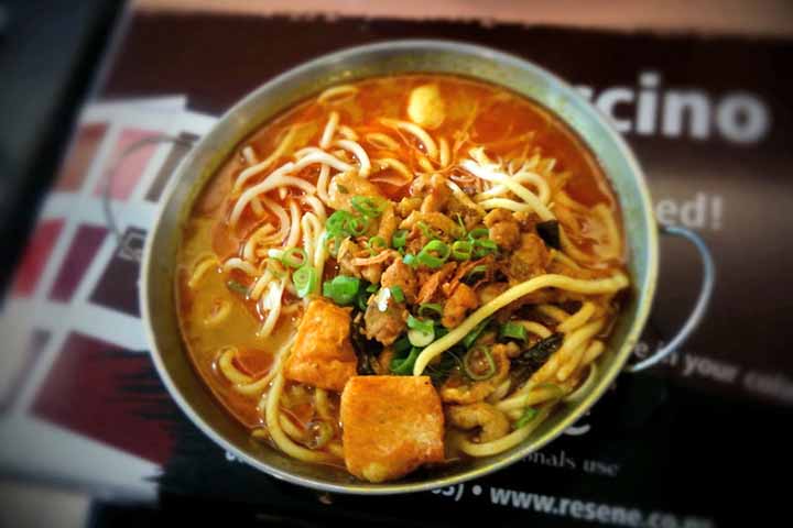 Uma das versões mais populares é a Curry Laksa, muito consumida em Singapura e na Malásia. Nela, o caldo ganha textura cremosa graças ao leite de coco e recebe uma mistura de curry, alho, gengibre, capim-limão e pasta de pimenta. O prato costuma ser servido com camarão, frango, tofu frito, broto de feijão, ovo cozido e ervas frescas. Em algumas regiões, também leva bolinhos de peixe ou mexilhões.
