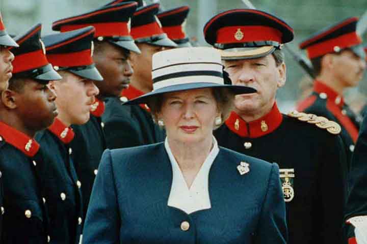 Thatcher revistando tropas - Margaret Thatcher, "Dama de Ferro", química, advogada, consultora e política britânica e Primeira-ministra do Reino Unido de 1979 a 1990 - White House Photo Office/Wikimédia Commons