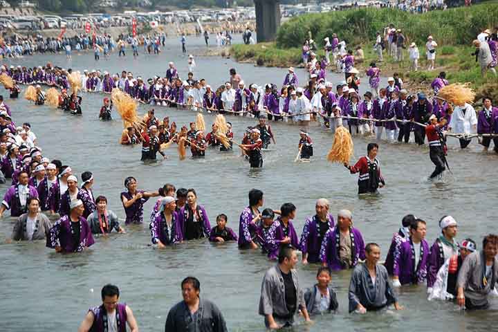 Milhares de pessoas percorrem o caminho até Ise todos os anos, buscando purificação e conexão espiritual com o divino. A travessia da ponte Uji simboliza a passagem do mundo profano para o sagrado, um rito de transformação interior. Cada passo é uma meditação sobre o ciclo da vida e a renovação constante da fé, fortalecendo o vínculo entre peregrino e divindade.