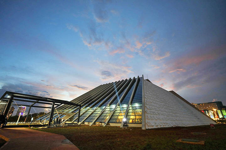 O Teatro Nacional Cláudio Santoro é um dos símbolos mais expressivos da arquitetura e da vida cultural de Brasília, reunindo em sua história elementos que se confundem com a própria construção da capital federal. Projetado por Oscar Niemeyer ainda em 1958, antes mesmo da inauguração da cidade, o teatro foi concebido para ser o principal equipamento cultural da nova capital, inserido no eixo monumental idealizado por Lúcio Costa. A ideia era que Brasília, planejada para representar um novo moment -  (crédito: - Divulgação)