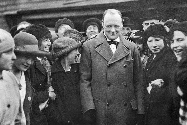 Durante a década de 1930, Churchill tornou-se uma das principais vozes de alerta contra o crescimento da Alemanha nazista. Enquanto parte da elite política britânica defendia políticas de apaziguamento em relação a Hitler, ele argumentava que o regime alemão representava uma ameaça grave à Europa. 
