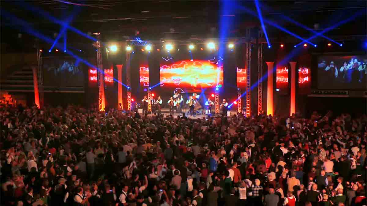 O festival de música de Bled reúne artistas internacionais e promove encontros culturais à beira do lago. A programação diversificada reforça a vocação artística da cidade. Oficinas e apresentações locais fortalecem a cena cultural eslovena e aproximam visitantes da comunidade. A cada edição, o evento amplia a projeção de Bled no cenário europeu.