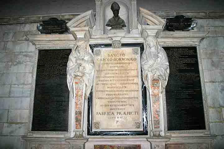 A cripta da Catedral guarda relíquias importantes, incluindo restos mortais de santos e figuras religiosas. Entre elas está o corpo de São Carlos Borromeu, arcebispo de Milão e figura central da Contrarreforma. O espaço é visitado por fiéis e turistas em busca de espiritualidade e história, mantendo viva a devoção e a tradição.