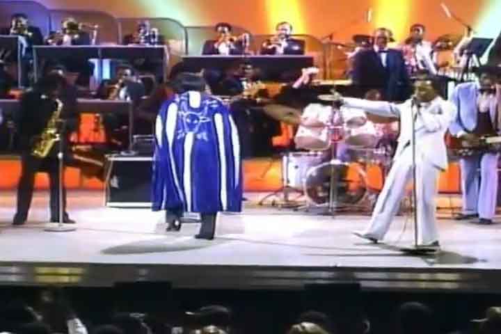 Brown foi um mestre da performance ao vivo, com shows que misturavam música, dança e teatralidade em apresentações memoráveis. Capas, coreografias e improvisos tornaram-se marcas registradas, criando um espetáculo único. Sua capacidade de comandar a banda e o público fez dele um dos maiores showman da história, admirado por gerações de artistas.