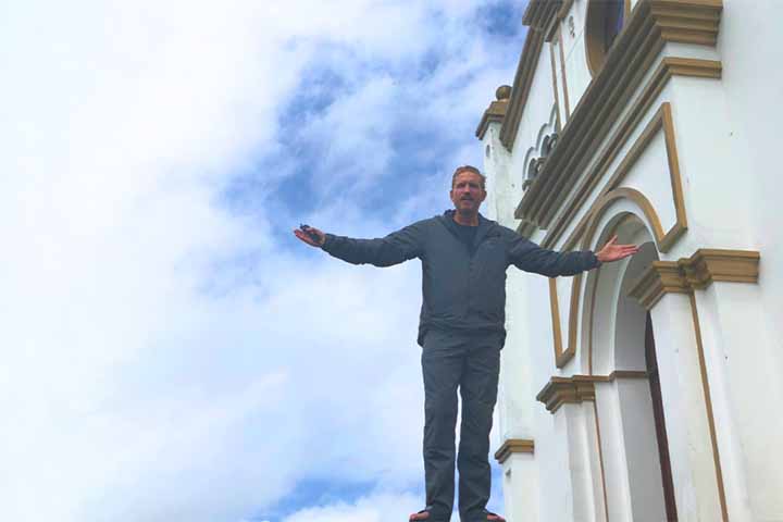 Com a confirmação de que viverá Bolsonaro no cinema, Caviezel volta a unir cinema, religião e política em um projeto que já desperta debates antes mesmo da estreia. O longa, batizado “Dark Horse”, foca na campanha presidencial de 2018 e no atentado a facada que o ex-presidente sofreu em Juiz de Fora, em setembro daquele ano. 
