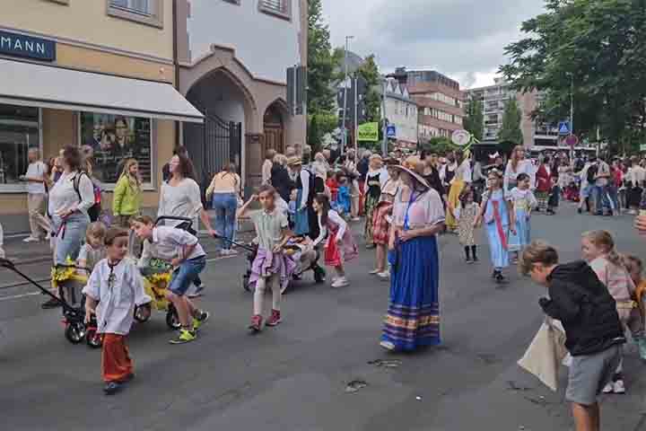 Eventos culturais e festivais animam Königstein ao longo do ano, transformando a fortaleza em palco para concertos e exposições. A programação reforça a ligação entre passado e presente e atrai visitantes de diferentes países. Essa vitalidade cultural complementa o turismo histórico e natural da cidade.