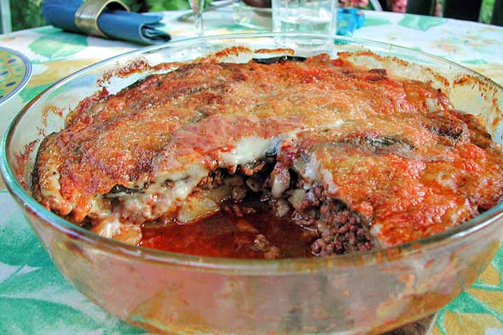 Na Turquia, a preparação costuma ser bastante diferente. A moussaka turca tradicional normalmente não leva molho béchamel nem é montada em camadas. Em vez disso, a berinjela é cozida junto da carne moída temperada, tomate, cebola e pimentões, formando um ensopado servido com arroz ou pão. Em algumas regiões turcas, também aparecem versões com abobrinha ou batata, refletindo a diversidade culinária do país.
