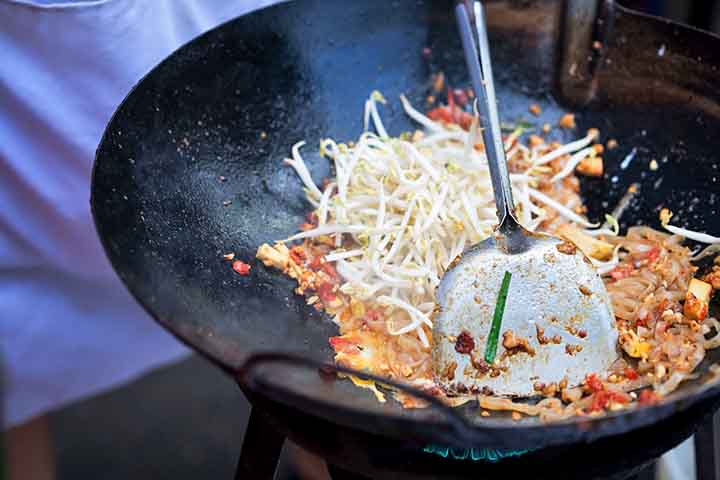 O molho é considerado a alma do prato. Tradicionalmente, mistura molho de peixe, pasta de tamarindo, açúcar de palma e pimenta, criando um equilíbrio complexo de sabores. O resultado final costuma trazer simultaneamente notas adocicadas, salgadas e levemente ácidas, algo bastante característico da gastronomia tailandesa.
