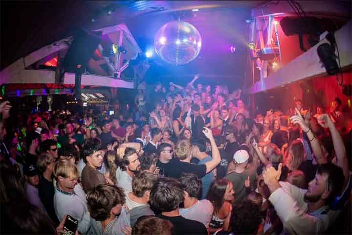 A vida noturna é vibrante e diversa, com bares e pubs que reúnem viajantes de diversas culturas em encontros pra lá de animados. Música ao vivo e festas contrastam com a serenidade dos lagos e montanhas ao redor. A noite prolonga a aventura vivida durante o dia, reforçando a energia inesgotável de Queenstown, onde diversão e natureza podem coexistir em harmonia.