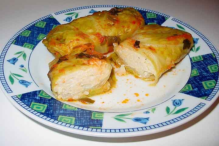 O prato também se espalhou internacionalmente por meio das diásporas do Leste Europeu. Hoje, restaurantes especializados em culinária romena ou balcânica servem o sarmale em diversos países, frequentemente acompanhado de creme azedo, pão e polenta, conhecida localmente como mamaliga. Apesar das adaptações modernas, a essência da receita permanece ligada à ideia de comida caseira, farta e associada à memória afetiva.
