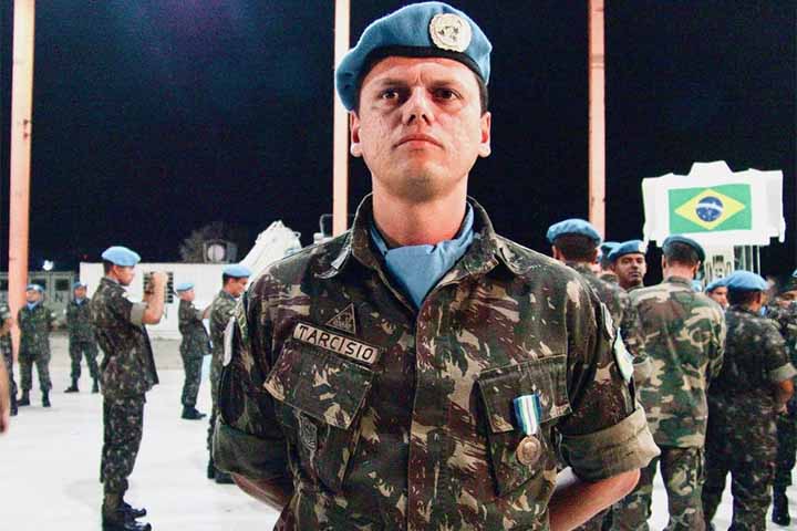 Engenheiro, militar da reserva e político em ascensão no campo conservador brasileiro, Tarcísio de Freitas nasceu em 19 de junho de 1975 no Rio de Janeiro. Por 12 anos, ele foi militar do Exército brasileiro, com formação em ciências militares pela Academia Militar das Agulhas Negras em 1996. Ao longo dessa carreira, alcançou o posto de capitão e também concluiu graduação e mestrado em engenharia pelo Instituto Militar de Engenharia (IME). Entre 2005 e 2006, atuou na missão da ONU no Haiti como 