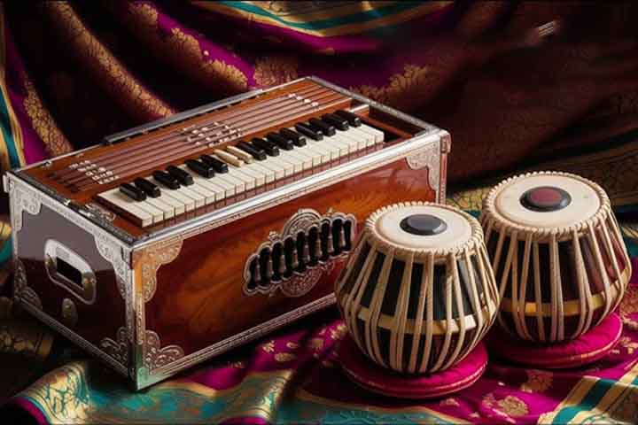 Os cânticos devocionais, chamados kirtan, são acompanhados por instrumentos tradicionais como harmonium e tabla, e seguem melodias clássicas indianas. Desde 1920, o templo mantém transmissões regulares de kirtan, hoje disponíveis em plataformas digitais. A prática musical é considerada uma forma de meditação coletiva e ocupa papel central na vida espiritual sikh.