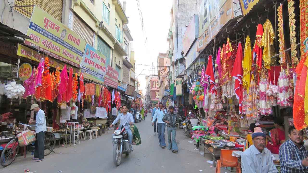 O Mercado Hathi Pol é um dos mais tradicionais de Udaipur, conhecido por artesanato e tecidos coloridos. É um espaço vibrante onde moradores e turistas se encontram em meio a cores e aromas. O mercado traduz a vida cotidiana e a energia cultural da cidade, sendo também um ponto essencial para quem busca autenticidade e produtos únicos da região.