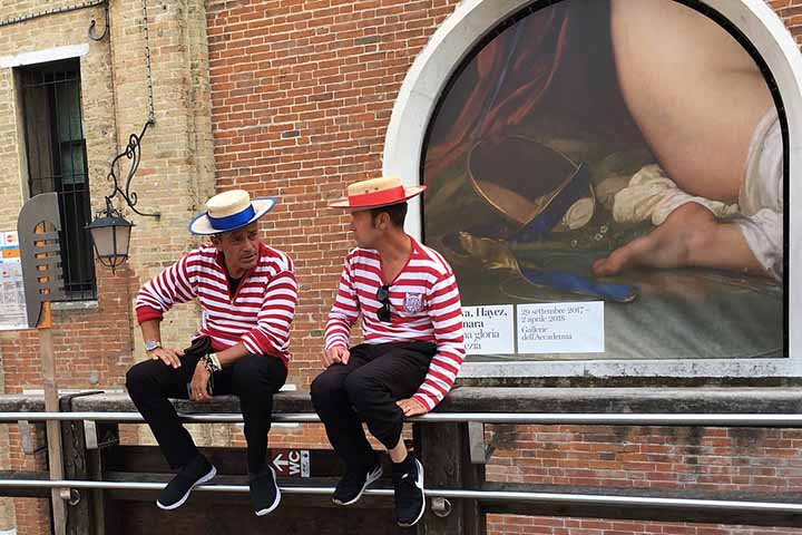 A vestimenta típica dos gondoleiros, com camisa listrada e chapéu de palha, tornou-se ícone visual de Veneza. O uniforme reforça a identidade e a tradição, além de ser reconhecido mundialmente como símbolo da profissão. A imagem do gondoleiro é inseparável da experiência turística e da atmosfera romântica dos canais venezianos.