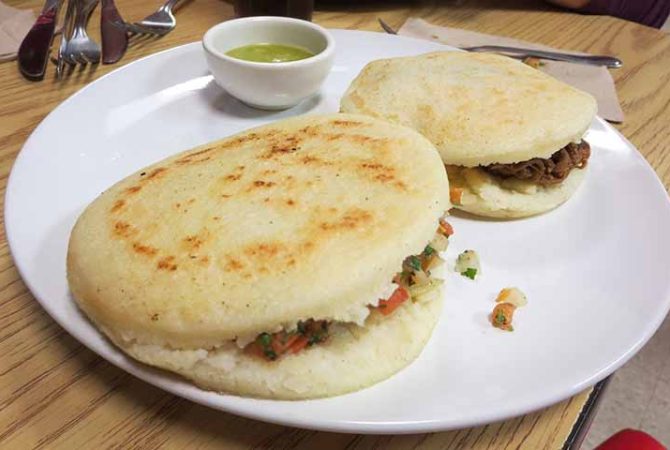 Arepa: simplicidade, tradição e sabor em um prato popular de países da América do Sul