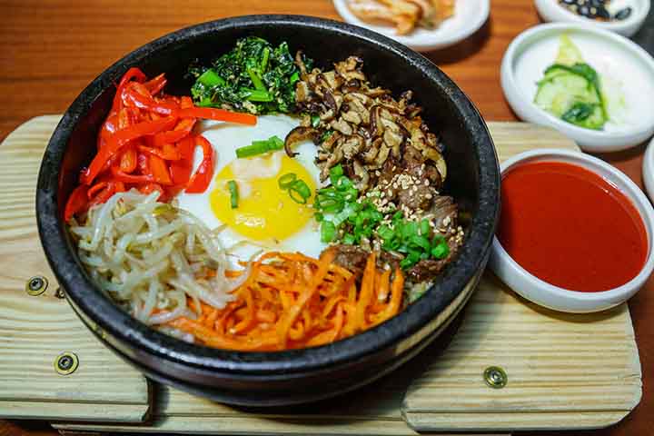 Mais do que uma simples mistura de arroz e acompanhamentos, o bibimbap é considerado um retrato da culinária coreana contemporânea: uma cozinha que valoriza fermentação, contraste de sabores e diversidade de ingredientes, sem abrir mão da tradição cultural construída ao longo de séculos.
