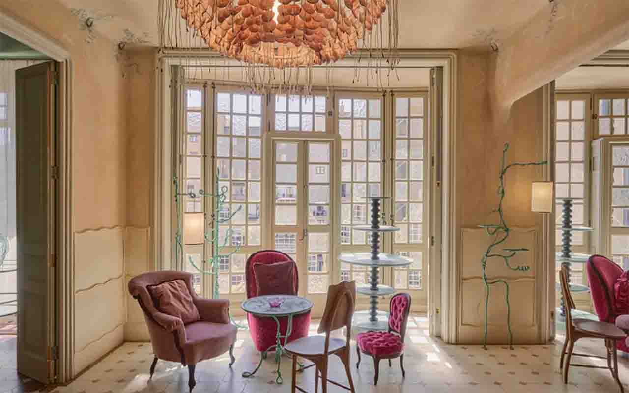 Com cerca de 440 metros quadrados, o apartamento mantém características autênticas concebidas por Gaudí em 1906 e é considerado uma das áreas mais preservadas da construção. Segundo os responsáveis pelo projeto, trata-se da única residência do edifício que ainda conserva de forma significativa a atmosfera doméstica criada pelo arquiteto catalão no início do século passado.
