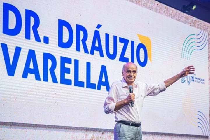 Aos 83 anos, Drauzio continua ativo em artigos e palestras sobre avanços da medicina, comentando temas como vacinas contra tuberculose e anticorpos contra HIV. Sua voz conecta ciência de ponta ao cotidiano das pessoas e mantém viva a tradição de educação em saúde. Essa atuação contínua reforça sua relevância e compromisso com atualização constante.

