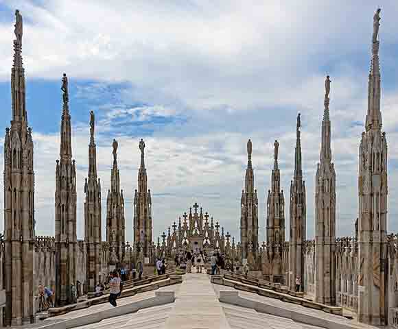 O Duomo é também conhecido por seu terraço, acessível ao público, que oferece uma vista panorâmica de Milão. Caminhar entre os pináculos e esculturas proporciona uma experiência única e inesquecível. O terraço tornou-se um dos pontos turísticos mais procurados da cidade, oferecendo beleza, contemplação e proximidade com a arquitetura.