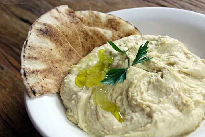 Nos últimos anos, o homus ganhou popularidade em restaurantes, supermercados e redes sociais em diversos países ocidentais. A busca crescente por alimentação saudável e pratos à base de vegetais contribuiu para esse movimento. Hoje, é comum encontrar versões industrializadas e receitas adaptadas com ingredientes variados, como beterraba, pimentão, azeitona ou ervas frescas. 
