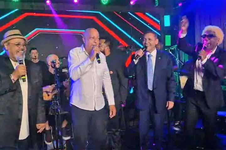 Após ser empossado na presidência do TSE, Kassio Nunes foi homenageado com uma festa animada por nomes famosos da música brasileira, como os sambistas Jorge Aragão, Dudu Nobre, Sombrinha e Ivo Meirelles. Vídeos nas redes sociais mostrando o magistrado entoando no palco a música “Vou Festejar”, um clássico de Aragão que foi imortalizado na voz de Beth Carvalho (1946 - 2019).
