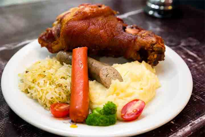 A gastronomia local valoriza pratos típicos da Saxônia, com carnes, pães e cervejas artesanais que refletem tradições regionais. Restaurantes oferecem também especialidades ligadas ao rio Elba, como peixes frescos preparados de forma autêntica. Comer em Königstein é vivenciar a cultura e os sabores que atravessam gerações.
