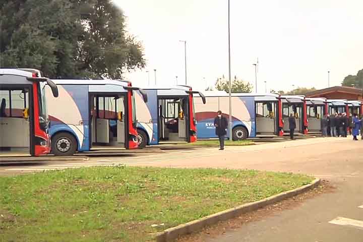 O transporte público em Como é eficiente e integrado, permitindo deslocamentos rápidos entre o centro e os vilarejos ao redor do lago. Ônibus, trens e barcos compõem uma rede que privilegia mobilidade sustentável. Essa organização contribui para a qualidade de vida de moradores e visitantes. A proximidade com Milão amplia ainda mais a conectividade regional.