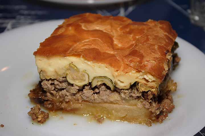 Hoje, a moussaka é encontrada em restaurantes gregos e mediterrâneos em diversas partes do mundo, inclusive no Brasil, onde ganhou espaço principalmente em casas especializadas em culinária árabe e grega. Apesar das variações regionais, o prato continua associado à ideia de comida reconfortante e familiar, frequentemente preparado em reuniões e celebrações.
