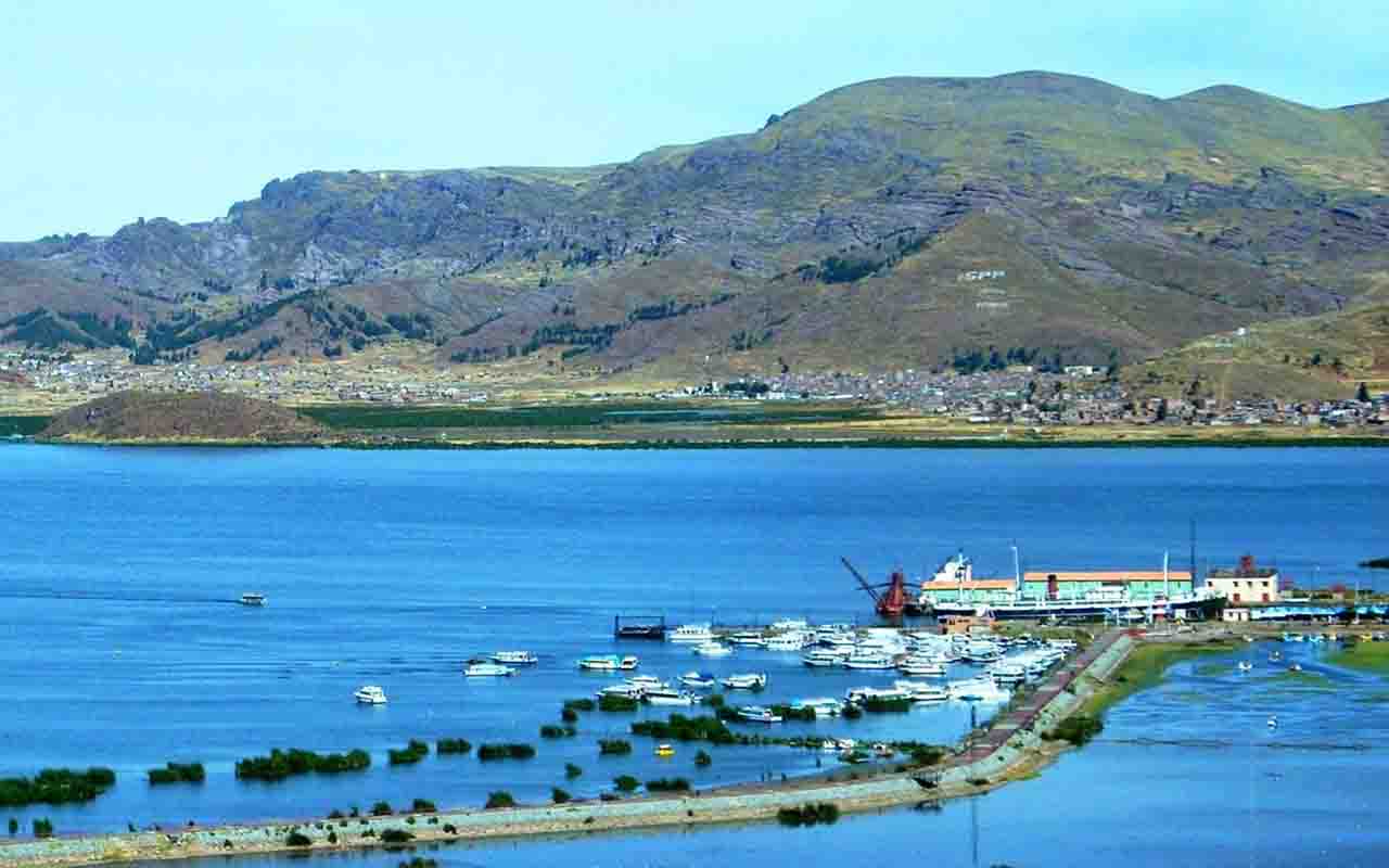 O Porto de Puno é ponto de partida para passeios pelo Lago Titicaca e visitas às ilhas. A movimentação de barcos e turistas cria uma atmosfera dinâmica e acolhedora, reforçando a ideia de que o espaço simboliza a ligação da cidade com o lago. Além do turismo, o porto é vital para o comércio e para a vida cotidiana das comunidades ribeirinhas.