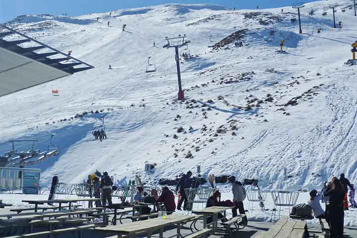 No inverno, Queenstown se transforma em um paraíso da neve, com estações como Coronet Peak e Remarkables atraindo milhares de visitantes. Esqui, snowboard e passeios panorâmicos oferecem diversão e adrenalina em cenários deslumbrantes. A infraestrutura moderna garante experiências seguras e memoráveis, consolidando a cidade como destino global.