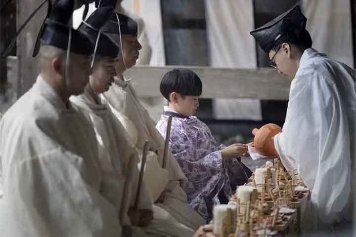 Os sacerdotes do Santuário de Ise seguem tradições milenares, vestindo trajes brancos que simbolizam pureza e devoção. Suas cerimônias diárias mantêm viva a ligação entre o povo e os deuses, expressando gratidão e equilíbrio. Cada ritual é uma celebração da continuidade e da harmonia entre o humano e o divino, transmitindo valores que atravessam séculos.