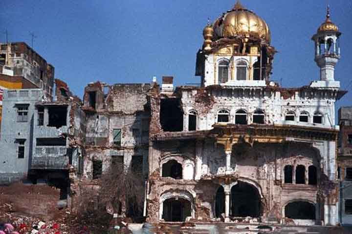 O Templo Dourado foi alvo de ataques de invasores afegãos no século 18, sendo reconstruído diversas vezes pela comunidade. Em 1984, tornou-se palco da Operação Blue Star, quando o exército indiano atacou militantes que se refugiavam no templo, causando centenas de mortes. O episódio gerou forte impacto político e social, marcando a memória coletiva dos sikhs.