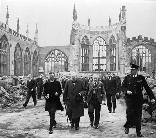 Suas críticas ao nazismo inicialmente foram vistas como exageradas por adversários políticos. No entanto, o avanço militar alemão acabou fortalecendo sua posição. Quando assumiu o governo em 1940, Churchill já defendia abertamente a necessidade de resistência total contra o expansionismo nazista. Sua postura se tornou central para o esforço de guerra britânico.
