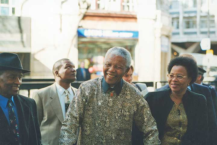 Nelson Mandela morreu em 5 de dezembro de 2013, aos 95 anos, em Johannesburgo. Sua morte foi seguida por homenagens globais e reuniu chefes de Estado em cerimônias realizadas na África do Sul. Até hoje, Mandela é lembrado como um dos personagens mais importantes da história contemporânea. Sua luta contra o racismo e pela democracia continua inspirando movimentos sociais em várias partes do mundo.
