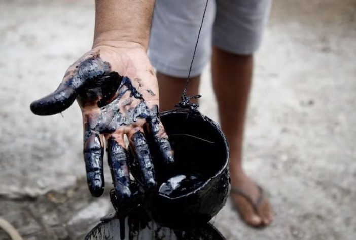 Agricultor encontra líquido que pode ser petróleo em Tabuleiro do Norte, no Ceará — Divulgação/IFCE