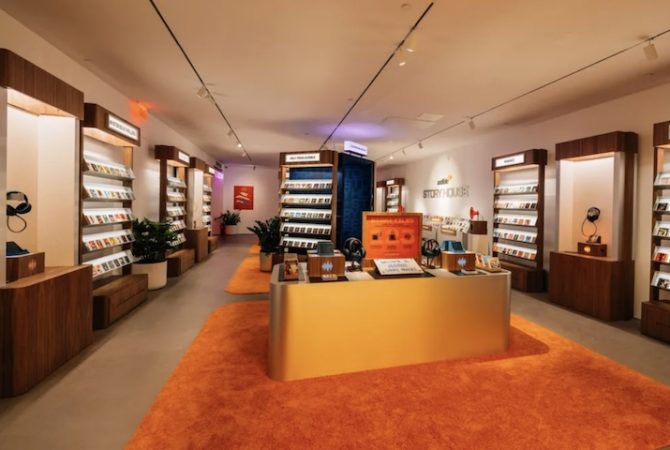 Sem papel! Amazon inaugura livraria dedicado apenas a audiolivros em Nova York