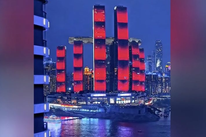 Arranha-céu horizontal com 250 metros de altura e 12 mil toneladas vira atração em Chongqing, na China - Reprodução/YouTube