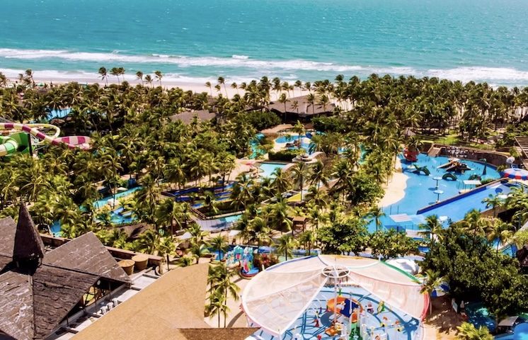 Para chegar ao Beach Park saindo de Fortaleza, uma das opções é a linha de ônibus 333, da empresa Expresso Guanabara, que parte do Terminal Rodoviário de Fortaleza e leva cerca de 40 minutos. Também é possível chegar de carro, táxi ou aplicativo de transporte. 
