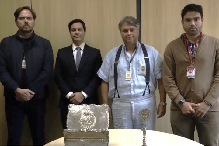 Os objetos haviam desaparecido há décadas, em um período marcado por furtos e dispersões de bens sacros em igrejas históricas brasileiras, especialmente entre os anos 1970 e 1990. Muitas dessas peças acabaram incorporadas ao mercado de antiguidades, apesar da legislação brasileira determinar que bens pertencentes a igrejas tombadas não podem ser vendidos ou retirados de seus acervos originais.