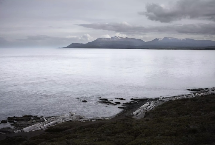 Diferentemente das narrativas tradicionais de aventura, Pimenta decidiu retratar também seus momentos de vulnerabilidade emocional durante o percurso. O explorador contou que o isolamento extremo enfrentado em cidades austrais como Ushuaia provocou um forte desgaste psicológico após semanas de solidão e silêncio. Segundo o autor, a experiência serviu para desmontar a ideia romantizada do explorador invulnerável.