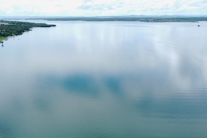 A construção da usina foi duramente criticada por ambientalistas. Organizações como a Rede Internacional de Rios apontaram a destruição de vasta fauna e flora, com espécies ameaçadas de extinção, além da inundação de sítios arqueológicos. 